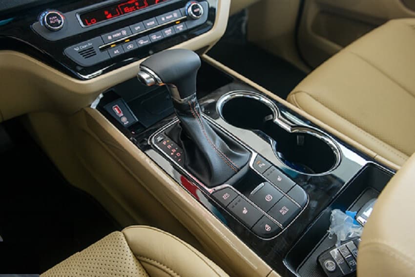 Cần số lái trên xe Kia Sedona