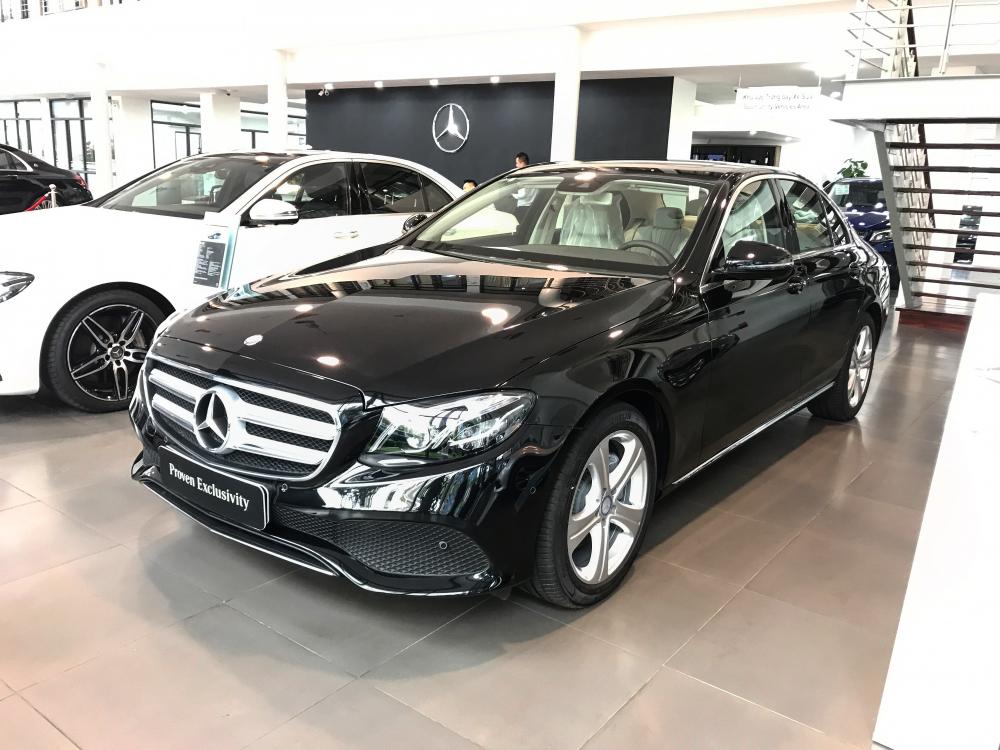 Chi tiết giá xe Mercedes E250 2020, thông số kỹ thuật, đánh giá nội ngoại thất và khả năng vận hành xe.