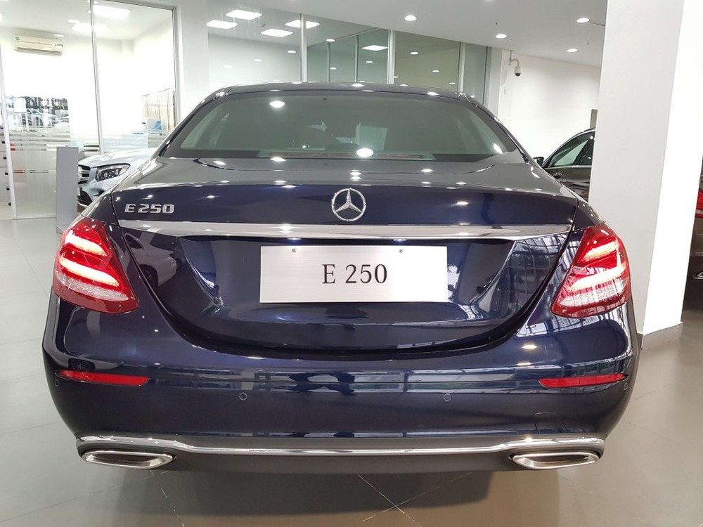 Đuôi xe Mercedes E250 2020