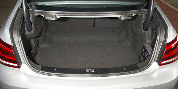 Khoang hành lý Mercedes E250