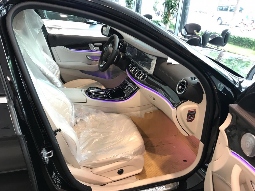 KHoang lái Mercedes E250 2020