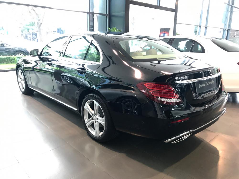 Chi tiết giá xe Mercedes E250 2020, thông số kỹ thuật, đánh giá nội ngoại thất và khả năng vận hành xe.