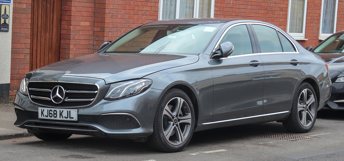 Chi tiết giá xe Mercedes E250 2020, thông số kỹ thuật, đánh giá nội ngoại thất và khả năng vận hành xe.