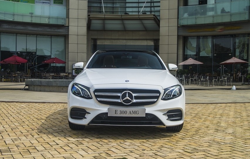 Phần đầu xe Mercedes E300 AMG 2020