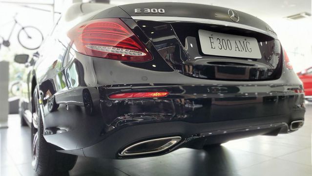 Đuôi xe Mercedes E300 AMG 2020