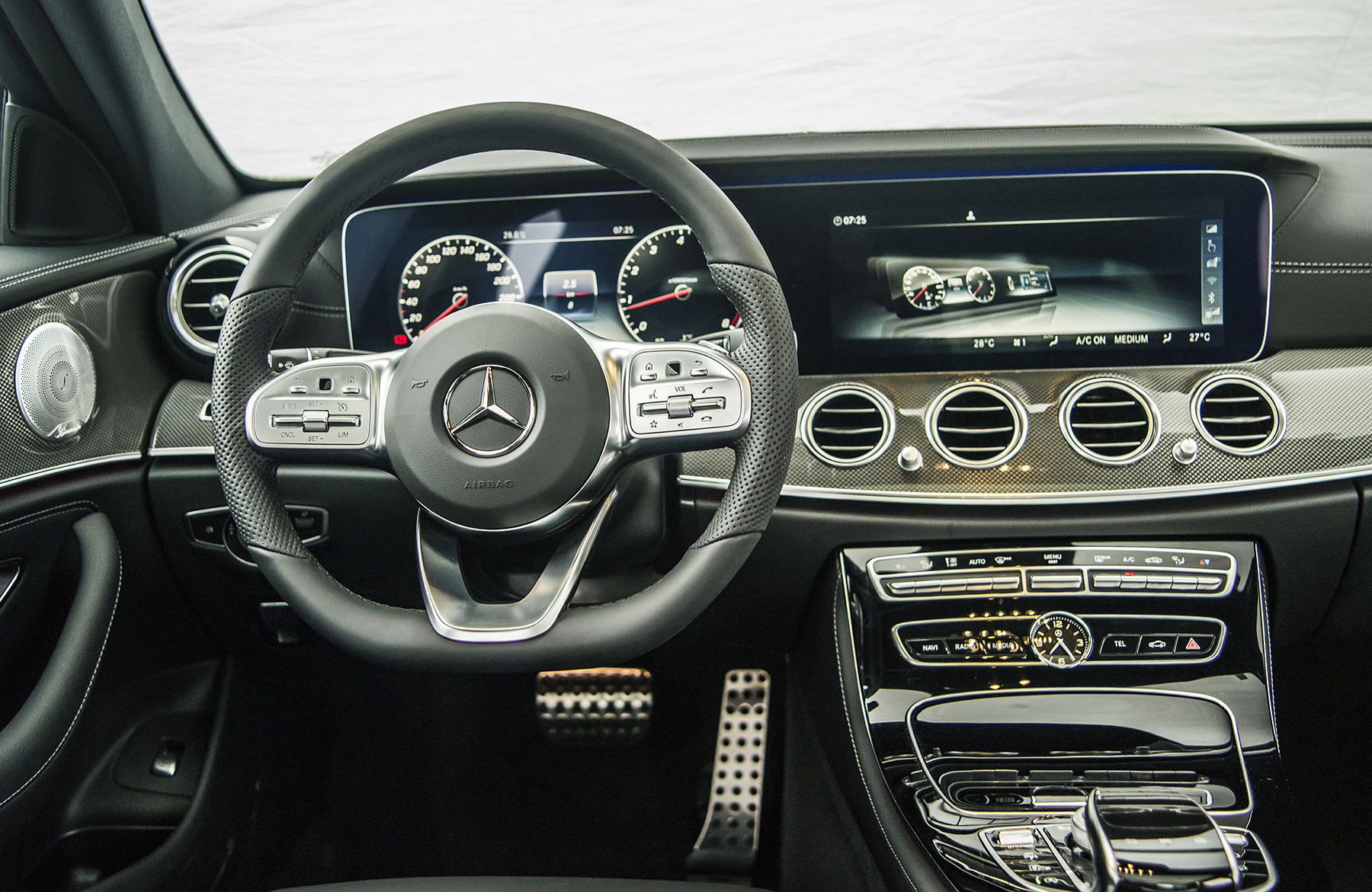 Tiện nghi giải trí trên xe Mercedes E300 AMG 2020