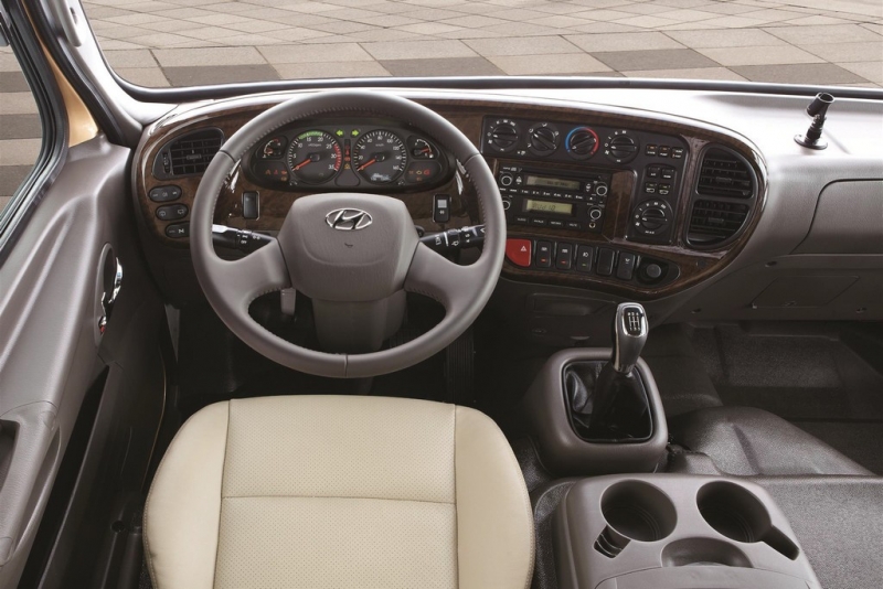 Hyundai New County có mức giá công bố là 1,395 tỷ đồng