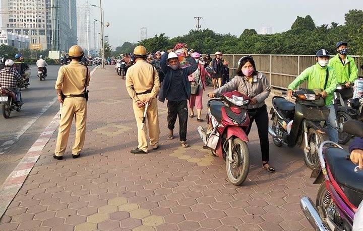 Hàng trăm người dắt xe qua mặt CSGT ở đoạn đường Tố Hữu, Hà Đông