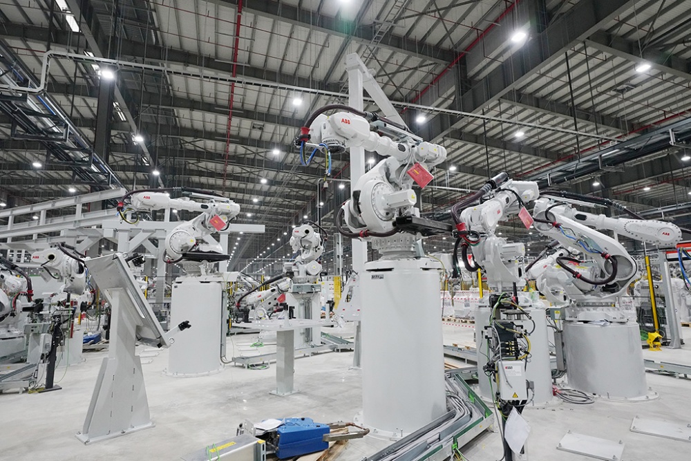 Robot trong nhà máy ô tô VinFast