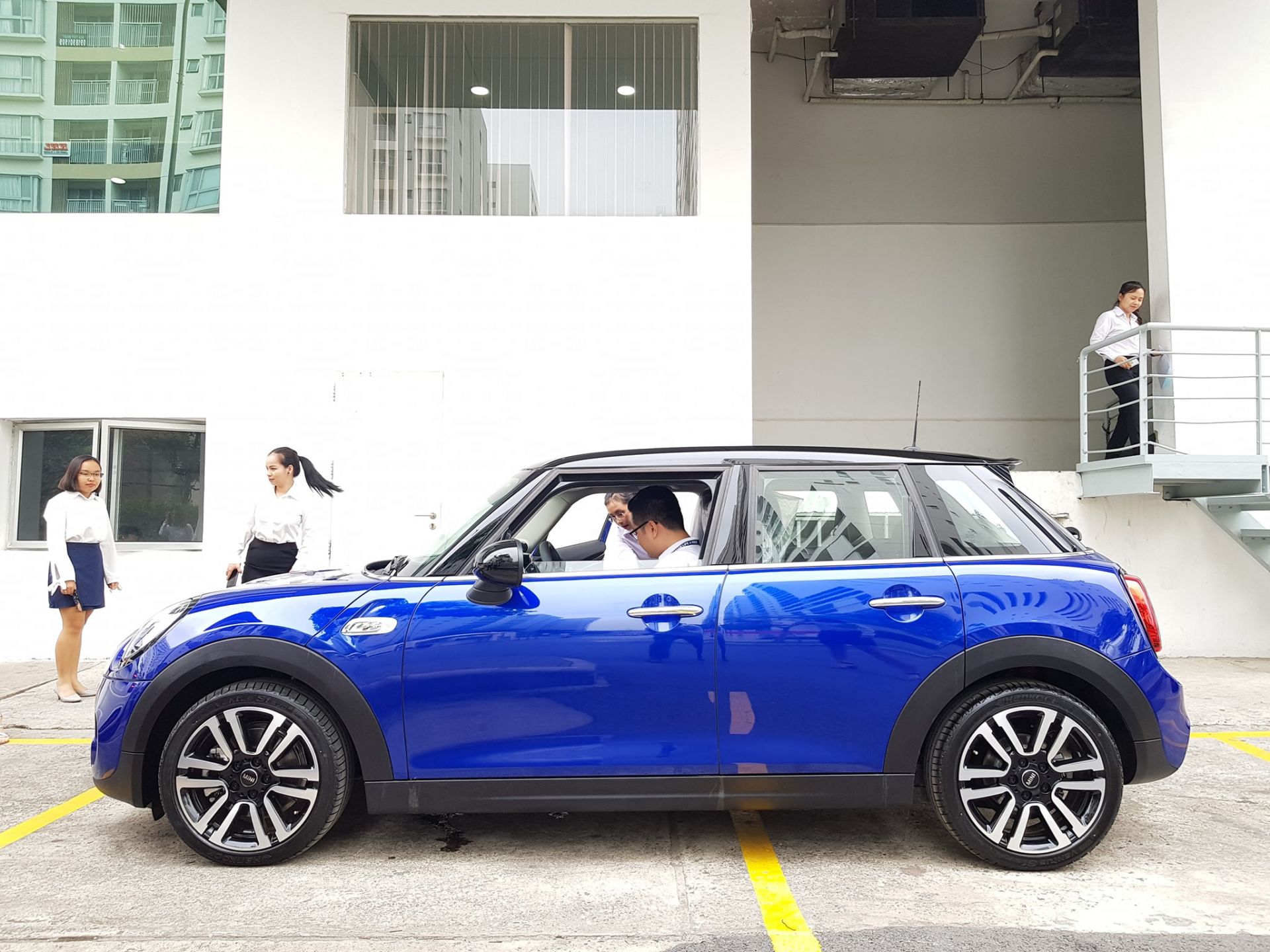MINI, Lô MINI đầu tiên về Việt Nam, Lô MINI đầu tiên về đại lý,