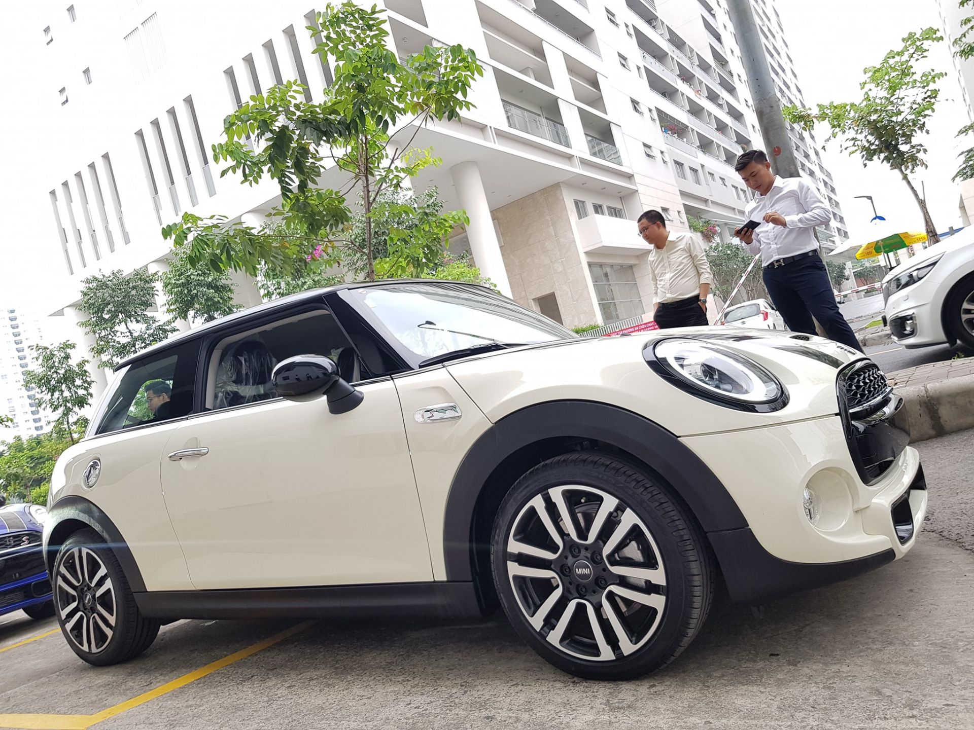 MINI, Lô MINI đầu tiên về Việt Nam, Lô MINI đầu tiên về đại lý,