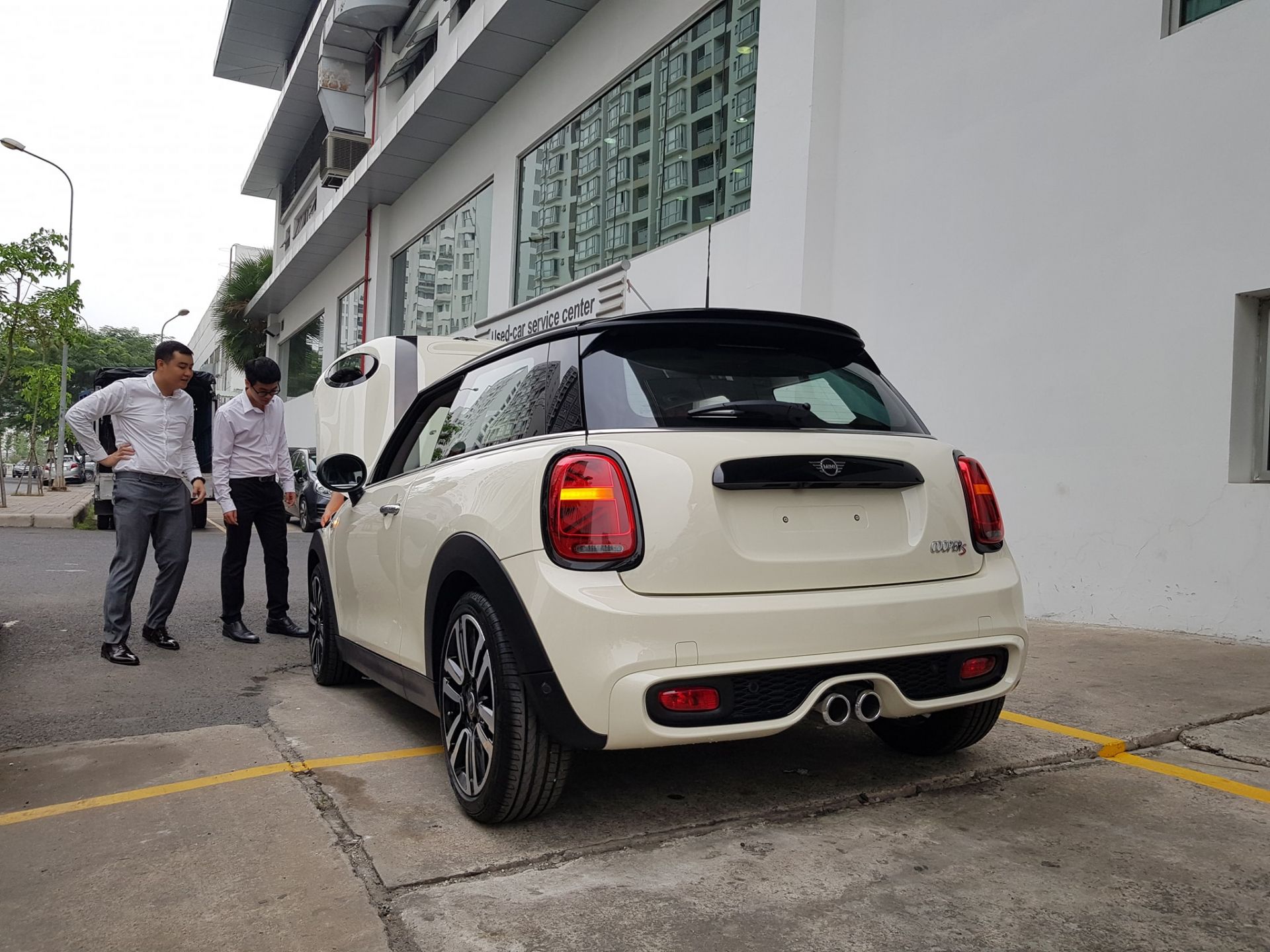MINI, Lô MINI đầu tiên về Việt Nam, Lô MINI đầu tiên về đại lý,