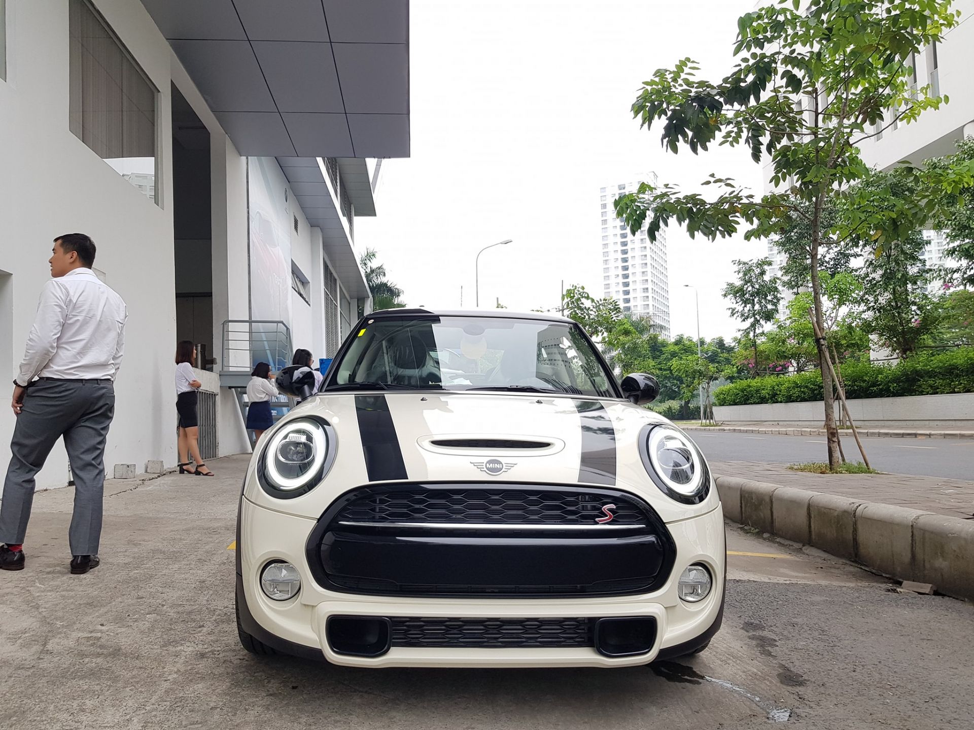 MINI, Lô MINI đầu tiên về Việt Nam, Lô MINI đầu tiên về đại lý,