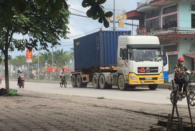 Lưu ý khi đi cạnh xe container, đi cạnh xe container cần lưu ý gì, đi cạnh container,