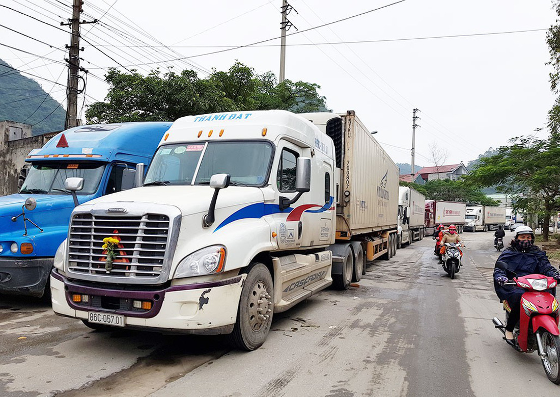 Lưu ý khi đi cạnh xe container, đi cạnh xe container cần lưu ý gì, đi cạnh container,