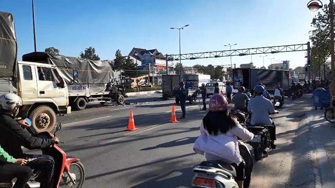 Dừng đèn đỏ bị xe tải đâm, Xe tải đâm liên hoàn khi dừng đèn đỏ, Xe tải đâm liên hoàn,