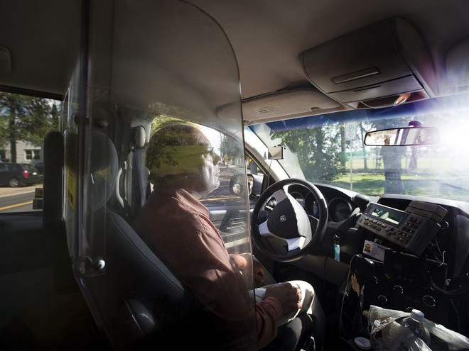 Tài xế taxi chống cướp bằng cách nào, chống cướp xe taxi, tài xế taxi trên thế giới chống cướp,