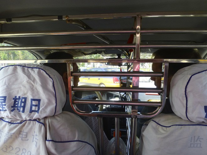 Tài xế taxi chống cướp bằng cách nào, chống cướp xe taxi, tài xế taxi trên thế giới chống cướp,