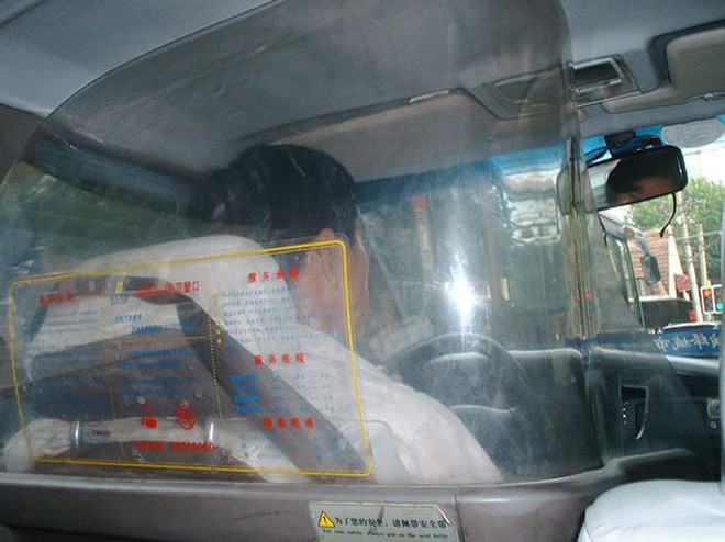Tài xế taxi chống cướp bằng cách nào, chống cướp xe taxi, tài xế taxi trên thế giới chống cướp,