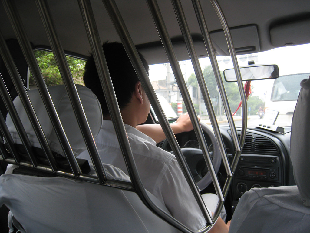 Tài xế taxi chống cướp bằng cách nào, chống cướp xe taxi, tài xế taxi trên thế giới chống cướp,
