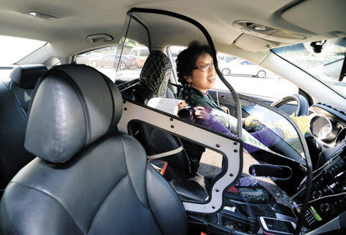 Tài xế taxi chống cướp bằng cách nào, chống cướp xe taxi, tài xế taxi trên thế giới chống cướp,