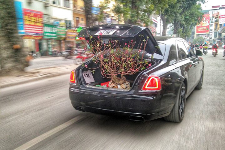 Rolls-Royce Ghost chở đào chơi Tết, Rolls-Royce Ghost, Rolls-Royce Ghost Black Badge,