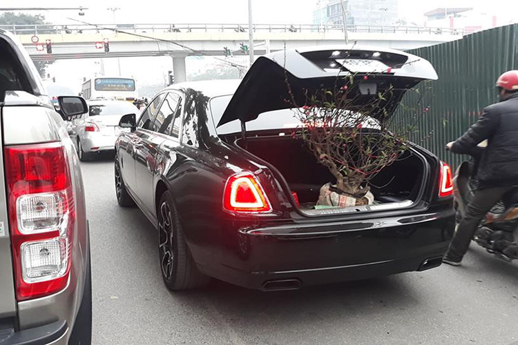 Rolls-Royce Ghost chở đào chơi Tết, Rolls-Royce Ghost, Rolls-Royce Ghost Black Badge,