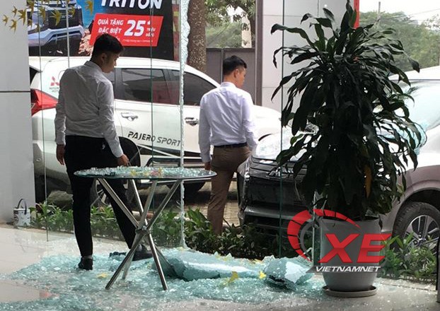 Đâm hỏng showroom, Lái thử xe đâm vào showroom, Đạp nhầm chân ga đâm vào showroom,