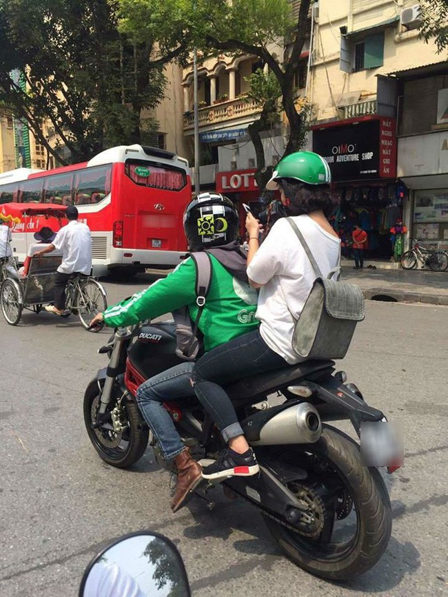 Mercedes chạy Grab, xe sang chạy Grab, Mercedes tiền tỷ chạy Grab,