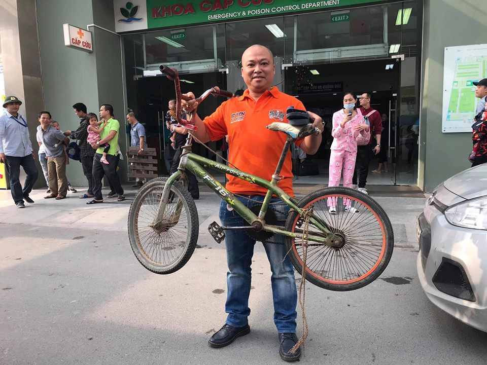 Chiếc xe đạp của cậu bé Sơn La, Cậu bé Sơn La, Đi từ Sơn La về Hà Nội thăm em,