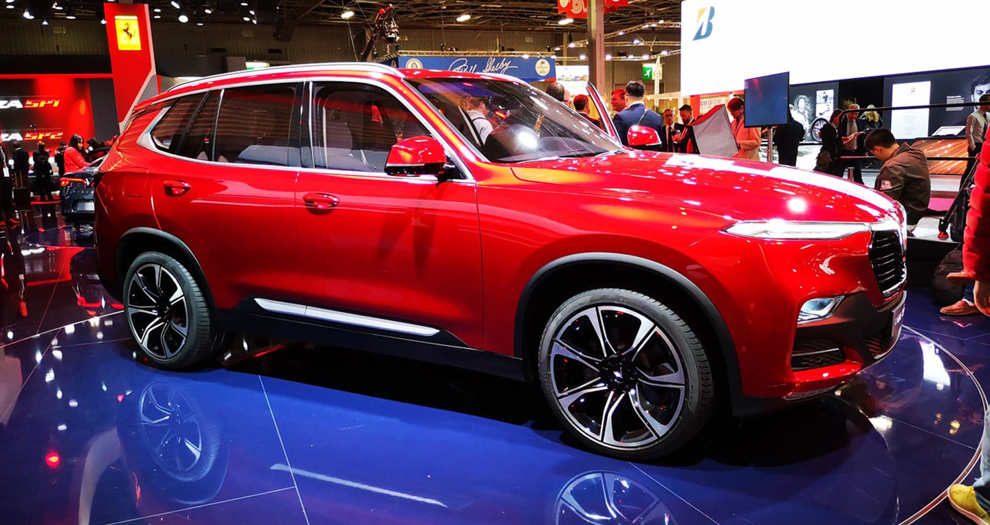  Chiếc xe Lux SA 2.0 của VinFast được trưng bày tại một triển lãm ô tô quốc tế. (Ảnh: AutoVesti) 