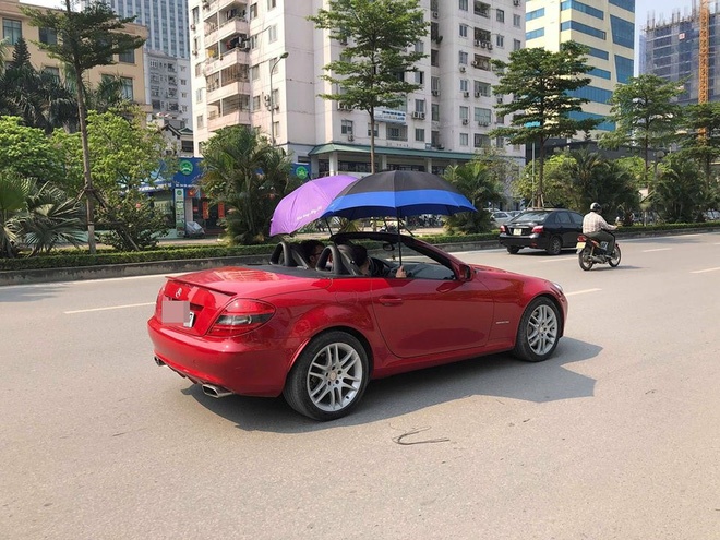 Lái Mercedes mui trần che ô tô, Đi Mercedes che ô trên phố, Mercedes GLK,