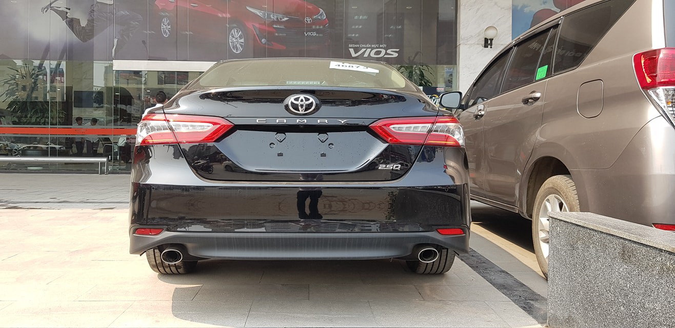 Toyota Camry 2019, Toyota Camry 2019 đội giá, Đại lý bán Toyota Camry 2019 bia kèm lạc,