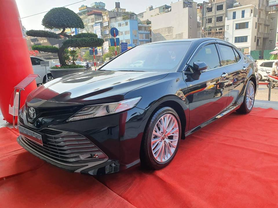 Toyota Camry 2019, Toyota Camry 2019 đội giá, Đại lý bán Toyota Camry 2019 bia kèm lạc,