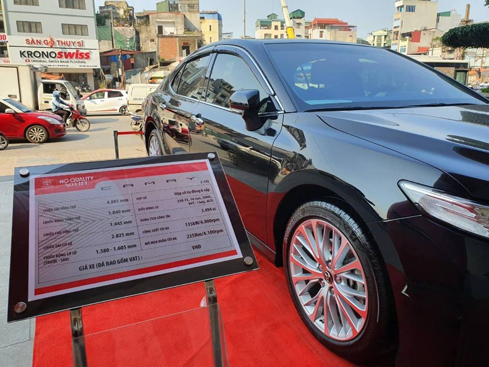 Toyota Camry 2019, Toyota Camry 2019 đội giá, Đại lý bán Toyota Camry 2019 bia kèm lạc,