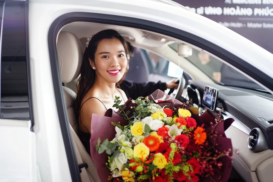 Ưng Hoàng Phúc mua Mercedes, Ưng Hoàng Phúc mua Mercedes tặng vợ, Ưng Hoàng Phúc mua xe tặng vợ,