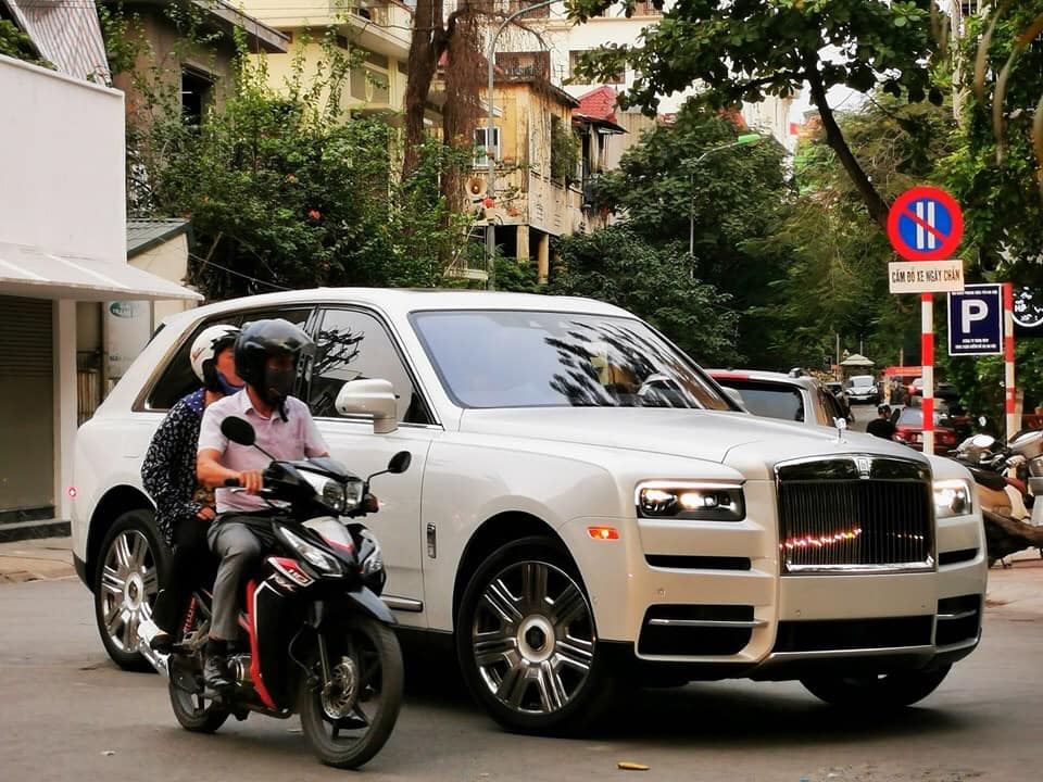 Rolls-Royce Cullinan, Rolls-Royce Cullinan lăn bánh tại Hà Nội, Rolls-Royce Cullinan cập bến Việt Nam,