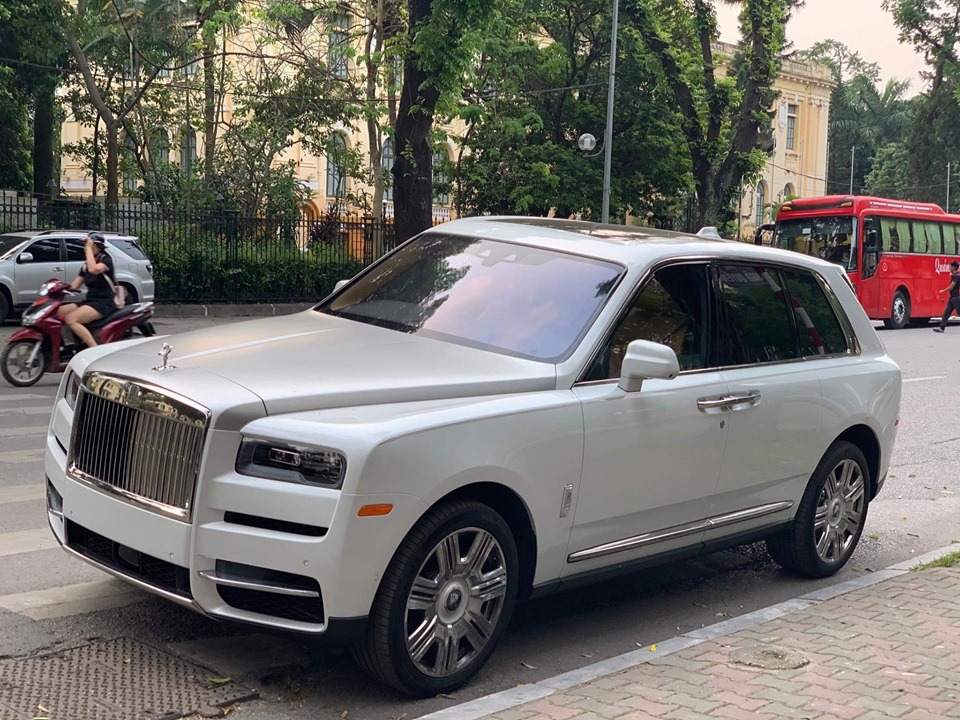 Rolls-Royce Cullinan, Rolls-Royce Cullinan lăn bánh tại Hà Nội, Rolls-Royce Cullinan cập bến Việt Nam,