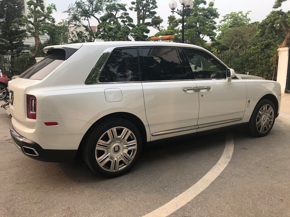 Rolls-Royce Cullinan, Rolls-Royce Cullinan lăn bánh tại Hà Nội, Rolls-Royce Cullinan cập bến Việt Nam,