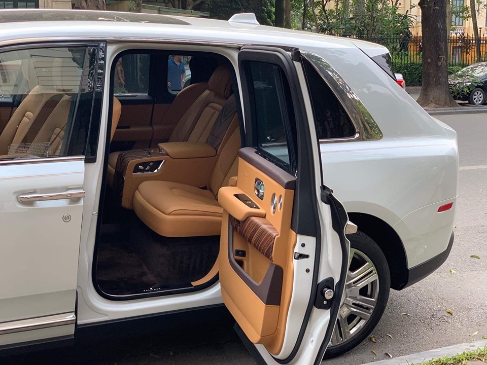 Rolls-Royce Cullinan, Rolls-Royce Cullinan lăn bánh tại Hà Nội, Rolls-Royce Cullinan cập bến Việt Nam,