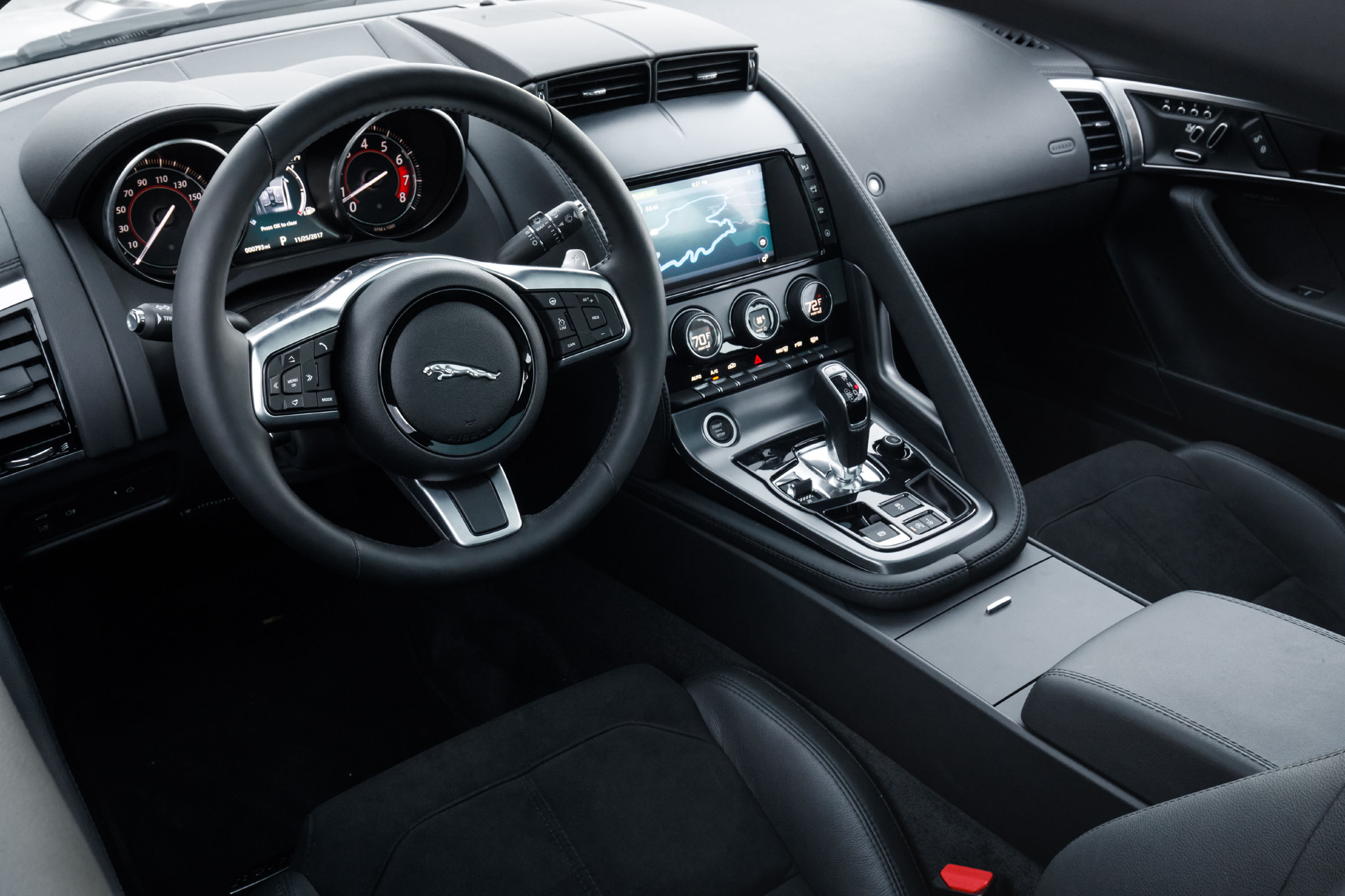 giá xe Jaguar,bảng giá xe Jaguar,giá xe Jaguar XE,giá xe Jaguar XF,giá xe Jaguar XJL,giá xe Jaguar F-Type,giá xe Jaguar E-PACE,giá xe Jaguar F-PACE,giá xe Jaguar i-Pace,giá xe Jaguar tại Việt Nam,bảng giá xe Jaguar tại Việt Nam,xe Jaguar giá bao nhiêu