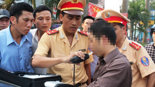 Thổi nồng độ cồn, cấm sử dụng rượu bia, cấm người đi xe đạp uống rượu, 