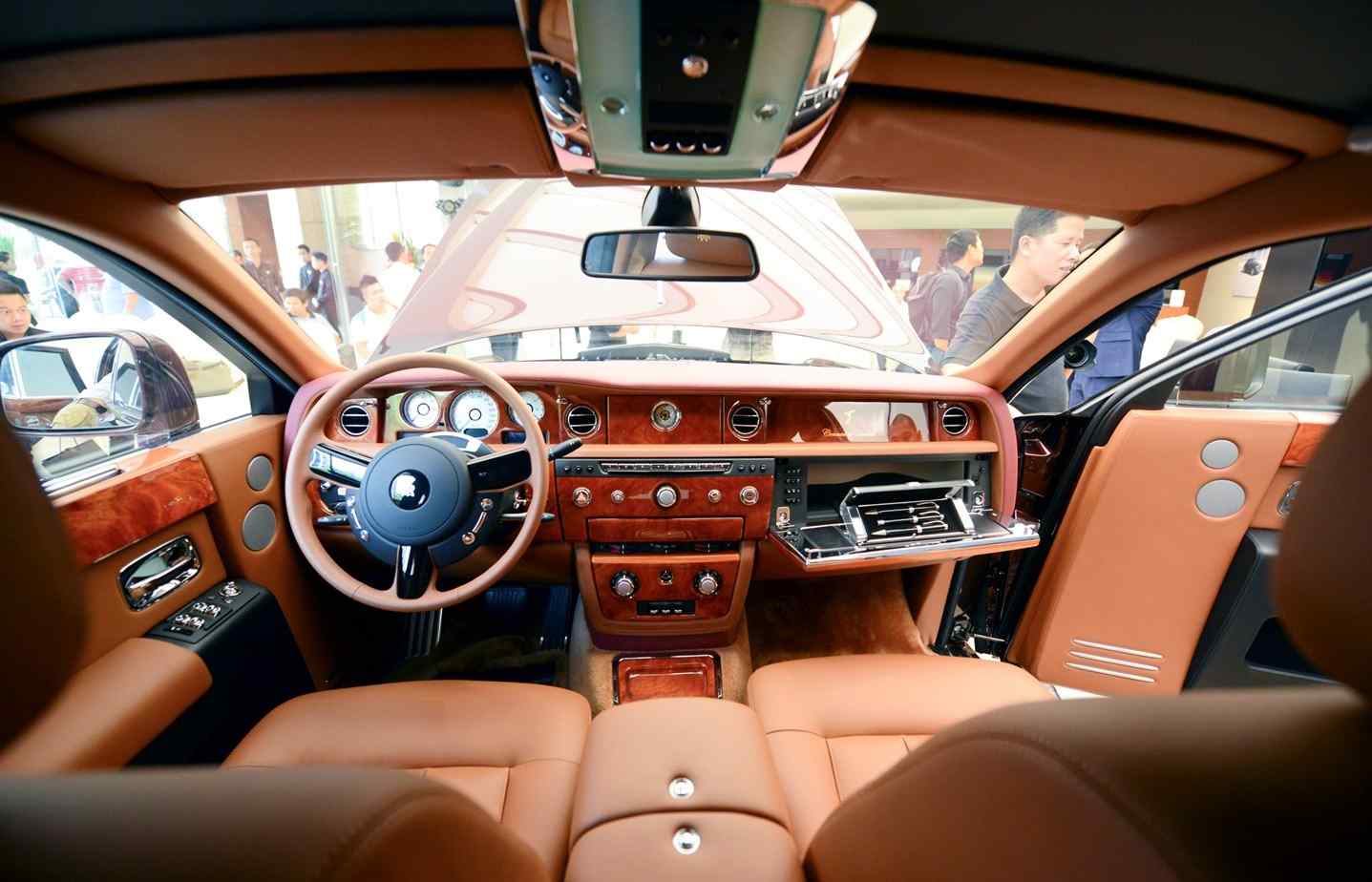 Đại gia điếu cày, Lê Thanh Thản, Rolls-Royce Phantom Mặt trời lửa thiêng, Mặt trời lửa thiêng, Rolls-Royce Phantom,