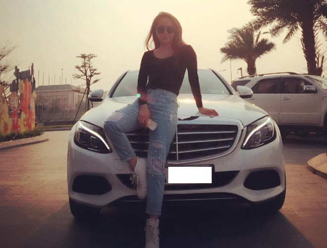 Diễn viên Quỳnh Nga chụp cùng chiếc Mercedes-Benz C250 Exclusive đời 2018