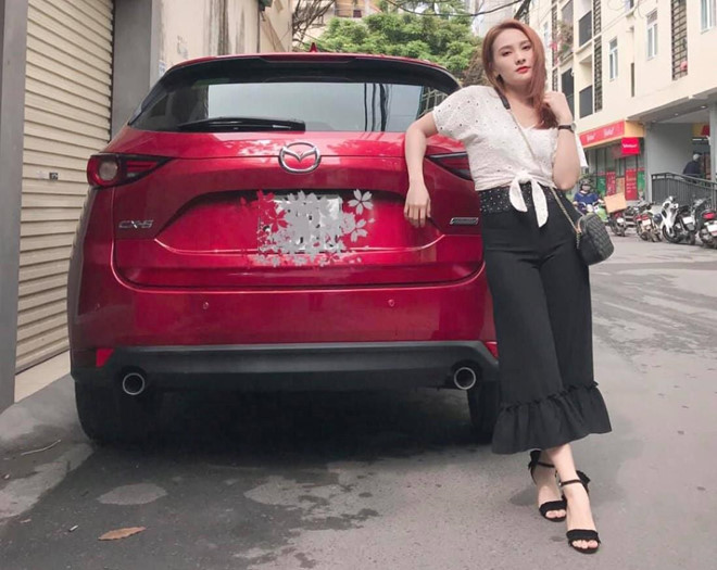 Diễn viên Bảo Thanh bên chiếc Mazda CX-5