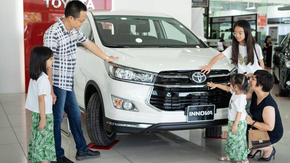 gia xe toyota giam manh