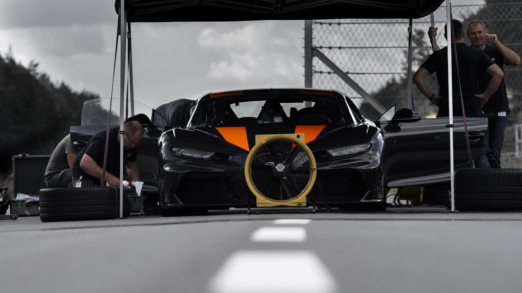 sieu xe bugatti chiron dat toc do ki luc 490km/h