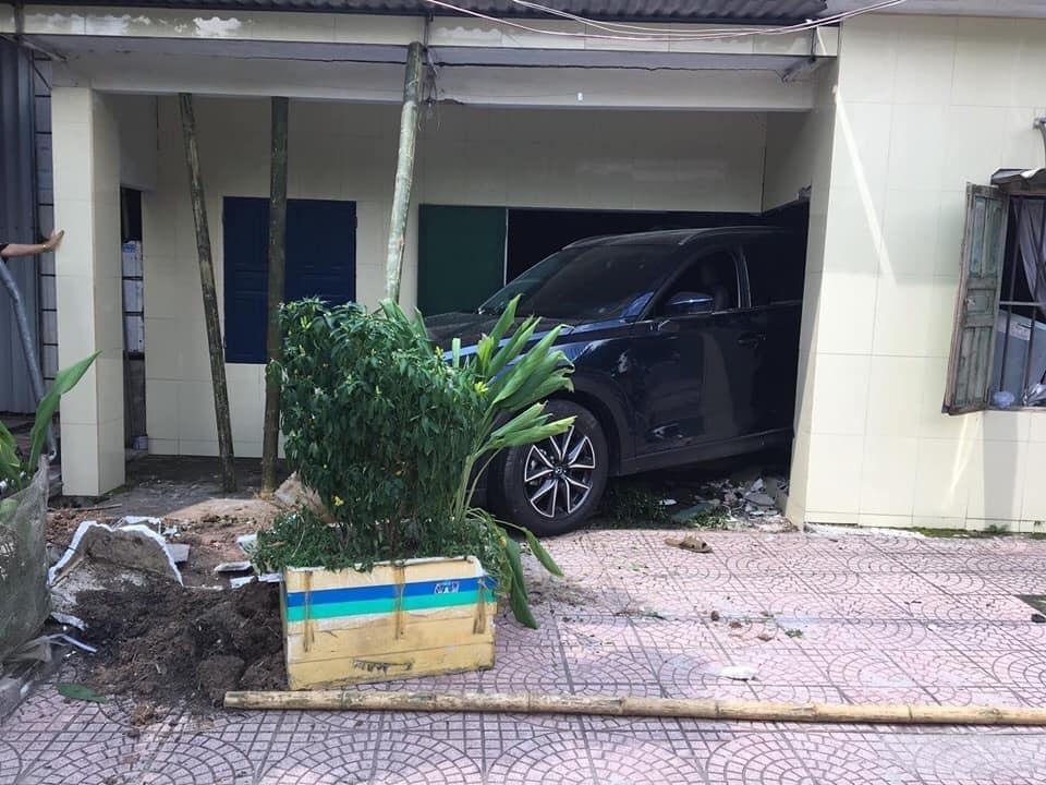 mazda cx-5 lui sap tuong nha