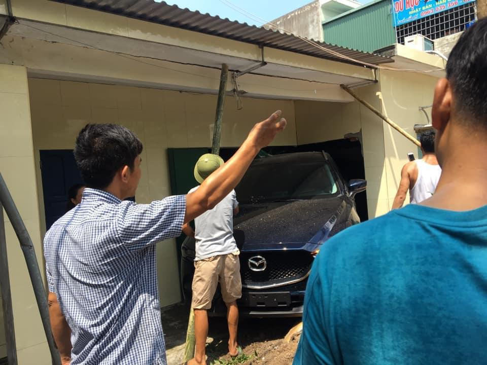 mazda cx-5 lui sap tuong nha