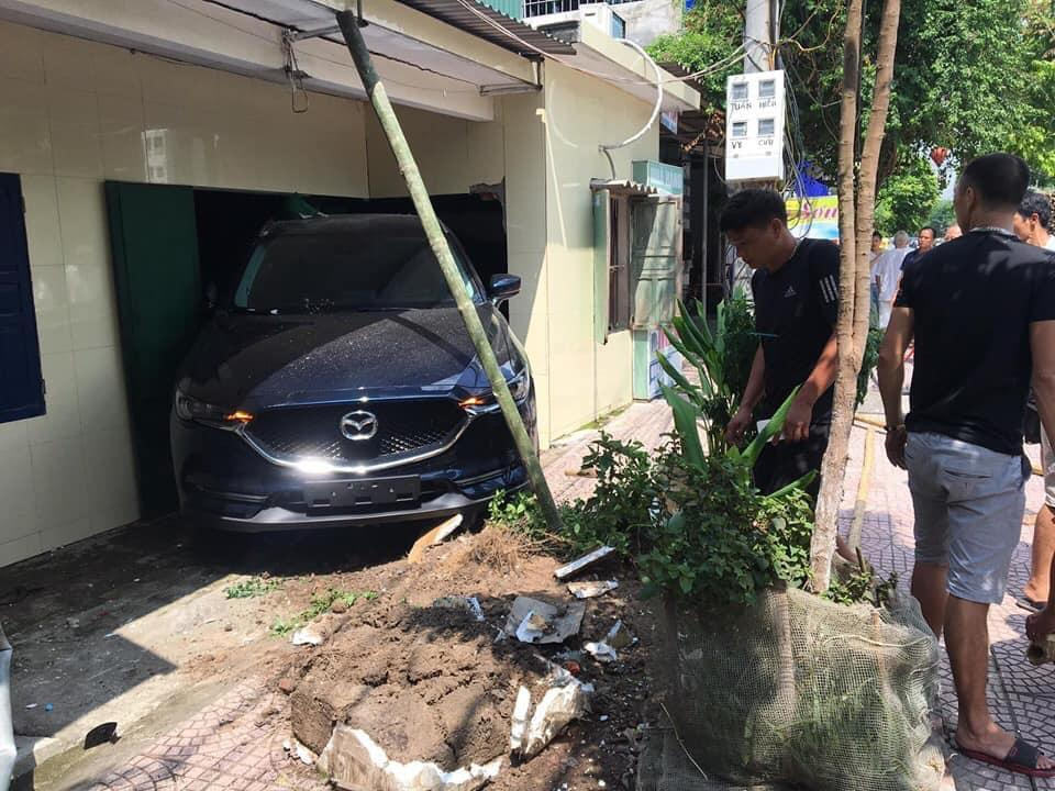 mazda cx-5 lui sap tuong nha
